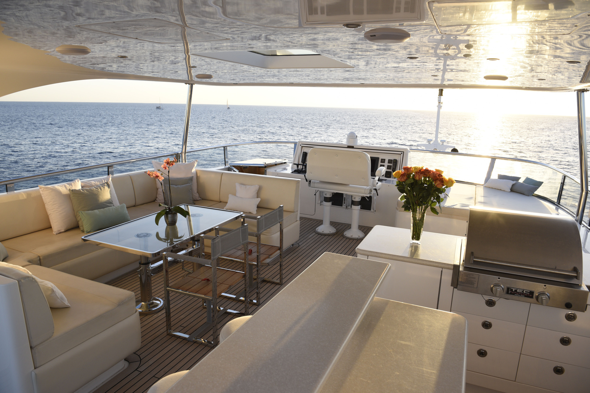 Yacht KOMOKWA, Horizon | CHARTERWORLD Luxury Superyacht Charters